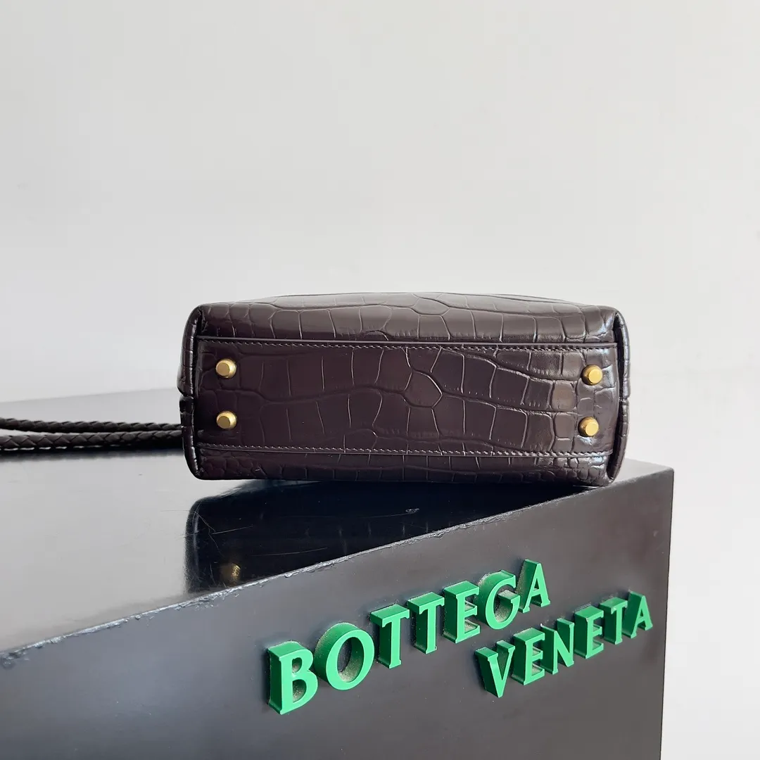 Batch 2880 BOTTEGA VENETA new women's crocodile leather ANDIAMO is shipped! ! ! As a classic model of the BV family, each innovation brings different surprises to fans. There are three ways to carry it with different makeup. Crocodile skin is called the gold in leather and is famous for its top luxury and rarity. During use, the luster of the crocodile skin will not fade or fade with time. No matter how long it is used, it will still remain new. And because each crocodile skin is different, the effect of each crocodile leather bag is different. Style number: 777614 Size: 22*9*15.5cm